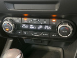 【左右独立型フルオートエアコン】運転席と助手席でそれぞれお好みの温度に設定可能。同乗者にも配慮した、快適な空調をお届け致します。