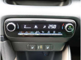 オートエアコンを装備しておりますので、四季を通じて車内を快適な温度に保つことが出来ます!高級感が有りますね!