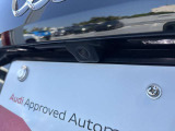 ●リアビューカメラ『入車経路を算出し、ガイドラインと補助線をディスプレイに表示します。同時にバンパーに内蔵のセンサーが障害物を感知し音で注意を促します。後方の死角も安心していただけます。』