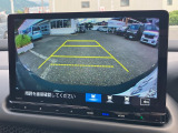 後退時に車両の後ろ側をモニター画面に表示します。車庫入れが苦手な人もこれで安心♪