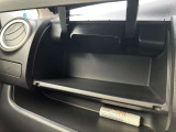 グローブBOX上部にも嬉しい格納式インストスライドボックスを設置!スリムタイプのティッシュBOXやちょっとした小物を片付けたいときにお使いください!
