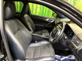 運転席まわりには十分なスペースがあり、大柄な方でもゆったり運転していただける環境です。