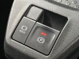【電動パーキングブレーキ】パーキングブレーキは便利な電動式!ボタン一つで操作でき、アクセルを踏めば自動で解除されます♪レバーやペダルが無いので運転席廻りもすっきりしますね♪