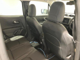 【リアシート】屋根までの高さがある車のため、大人の方でも圧迫感が少なく乗車出来ます。足元は広く取られているため、ゆったりとお乗り頂けます。
