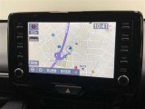 【8インチディスプレイオーディオ】各種オーディオ機能とスマホ連携機能を搭載。ナビキットを装着しているので、車載ナビとしても使用可能です。機能の詳細につきましては、店舗スタッフまでお尋ねください。