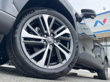 【純正18インチアルミホイール】外観にマッチした純正アルミホイールを装着しております。各種Aftermarketアルミホイールや、スタッドレスタイヤも取扱いしております。是非ご相談ください♪