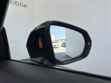●アウディサイドアシスト『後方の死角を並走する車両を検知しドアミラーの内側のLEDが点灯。ドライバーに注意を促し事故を未然に防ぐシステムです。』