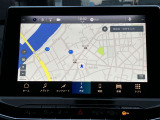 タッチスクリーンをタップするかスワイプするだけですべての機能を呼び出せます。Apple CarPlayおよびAndroid Autoに対応しスマートフォンとのシームレスな 連携も実現。さらに、USBポートを標準装備しています。