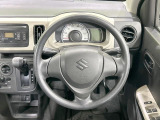 インテリアに合わせたデザインのステアリングは、運転される方のことも考え、運転しやすい形状、大きさです。是非一度、実際に触ってお確かめください。