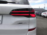 L字型の特徴的なテールランプが、後のドライバーへBMWを印象付けます。
