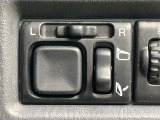 【電動格納ミラー】サイドミラーは電動格納式となっており、狭い駐車場でもキズがつくリスクを抑えられます。