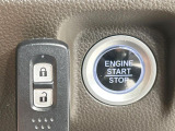 【Hondaスマートキー】カバンやポケットに入れたままでもドアの施錠・解錠が可能なスマートキーを装備。エンジンのオン・オフ時もカギを取り出す必要が無いからとっても便利です♪