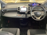 車内は光触媒抗菌消臭施工済です。スタイリッシュなデザインでスポーティなインパネ周りを演出します。グローブボックスやカップホルダーのほかにトレーなどたくさんの収納スペースが付いています。