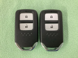 スマートキーを装備しています。鍵を差し込むことなくドアロックの開け閉めと、スタートボタン操作でのエンジンスタートができます。スペアキーも同じものを用意しております。