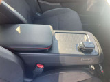 シフトレバー付近にあるプロパイロットパーキングボタンでは駐車完了するまでドライバーをアシストします。ハンドル、アクセル、ブレーキ、シフト、パーキングブレーキまで制御します。