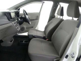高いホールド性で運転姿勢が安定します。長距離ドライブでも疲れにくいのが魅力です。快適なドライビングライフをお送りください♪