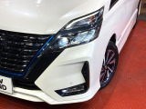 【LEDヘッドライト】悪天候や夜間走行時も良好な視界を確保し安心して運転できる高輝度LEDヘッドライトを装備!点灯速度が早く、消費電力も抑えられています。