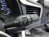 スイッチをオートに設定しておけば、車外の明るさに応じて自動的にヘッドランプを点灯・消灯します。夕暮れ時やトンネルの続く山道などを走行する時に便利なコンライトを装備しています。