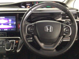 【ハンドル】運転にかかわる様々な操作を安全に行えるように視点移動が少なく操作性に配慮されたスイッチ類が凝縮されたコックピットです。