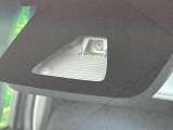 【スマートアシスト】走行中に前方の車両等を認識し、衝突しそうな時は警報とブレーキで衝突回避と被害軽減をアシスト。より安全にドライブをお楽しみいただけます。
