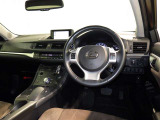 運転の際、常に目にする部分だけにシックで飽きのこないデザインが良いですね。