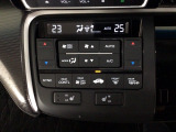 【左右独立オートエアコン】左右席で独立温度コントロールが可能です。運転席はキンキンに冷やして助手席はマイルドにと言った設定が可能です☆暑さ寒さでケンカすることもなくなりますね♪