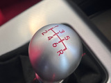 高剛性6速マニュアルトランスミッションがシフトチェンジが小気味よく決まるダイレクトな操作感を実現しました。TYPE R専用機構により4速から5速といった斜め操作時も滑らかなシフトフィールを追求。