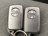 ドアの開閉時、両手が荷物で塞がっている時はキーレスでのカギの解除が大変ですよね。スマートキーはポケットやバッグに入れておけば、ノブに触れただけでロックの解除が可能です。とても便利な機能です。