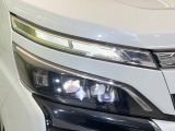 【LEDヘッドライト】悪天候や夜間走行時も良好な視界を確保し安心して運転できる高輝度LEDヘッドライトを装備!点灯速度が早く、消費電力も抑えられています。