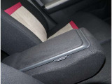 運転席と助手席の間には肘置きが付いていて小物入れもあります!意外と便利ですね。