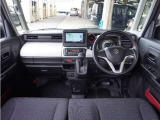 ◆視界広々で非常に運転しやすくロングドライブでも疲れを感じさせないすっきりとまとまったインパネ周りです。