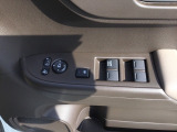 電動格納式リモコンドアミラーと、パワーウィンドウスイッチ等は運転席ドアにあります。