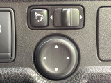 【電動格納ミラー】サイドミラーは電動格納式となっており、狭い駐車場でもキズがつくリスクを抑えられます。