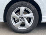 18インチ純正アルミホイール装備 全車両に標準装備の純正アルミホイールは、純正ならではのバランスの良いデザインと、走行安定性をお楽しみ頂けます。
