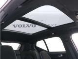 屋根一面まるごととも言える特大サイズのチルトアップ機構付電動パノラマ・ガラス・サンルーフ。晴天時はもちろん、雨天・曇天時にもシェードを開けることで常に開放的な車内空間を実現させてくれます。