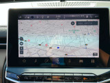 タッチスクリーンをタップするかスワイプするだけですべての機能を呼び出せます。Apple CarPlayおよびAndroid Autoに対応しスマートフォンとのシームレスな 連携も実現。さらに、USBポートを標準装備しています。