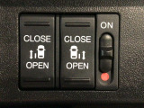 【両側パワースライドドア】両側がパワースライドドアになっており、運転席のスイッチやスマートキーでも開閉が可能です!開口部も広いので乗り降りも楽々♪