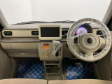【インテリア正面】視界が広く見渡しやすく手の届く範囲にスイッチもデザインされており、とっても使いやすいです。ぜひ店頭でご覧ください。
