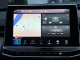 タッチスクリーンをタップするかスワイプするだけですべての機能を呼び出せます。Apple CarPlayおよびAndroid Autoに対応しスマートフォンとのシームレスな 連携も実現。さらに、USBポートを標準装備しています。
