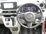 【徹底洗浄クリーニング実施済】運転席からの視界はこんな感じです☆お気軽にご来店いただき、実際に座って是非お確かめください。ドライバーに寄り添う快適な操作フィールをもたらすステアリングです。