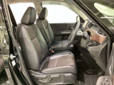 女性でも運転がしやすいように、シートの高さ調整機能(シートリフター)がついています。広い足元にゆったり座れるシートには肘掛も装備しており長距離の運転でも疲れにくいシートです。