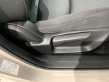 シートハイトアジャスターが付いているので運転姿勢を調整するのに便利ですね。身長に合ったシートポジションは安全運転や疲労軽減にもつながります。