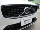 フロントカメラはデザインも重視しVOLVOのロゴマークに内蔵されています