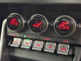 【左右独立型フルオートエアコン】運転席と助手席でそれぞれお好みの温度に設定可能。同乗者にも配慮した、快適な空調をお届け致します。