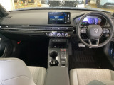 車内は光触媒抗菌消臭施工済です。インパネ周りはスタイリッシュなデザインで機能や装備も充実しています。グローブボックスやカップホルダーのほかにトレーなどたくさんの収納スペースが付いています。