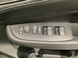 ハンドルの右側に電動格納付きパワーミラーの操作スイッチがついています。左右のサイドミラーの角度調節も微調整ができて便利です。パワーウインドウは運転席でドア4枚とも上下の操作ができるようになっています。