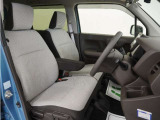 運転席のスペースはゆったりしていて、視界も広く確保されているので普段の運転からロングドライブまで快適です。