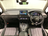 車内は光触媒抗菌消臭施工済です。スタイリッシュなデザインでスポーティなインパネ周りを演出します。グローブボックスやカップホルダーのほかにトレーなどたくさんの収納スペースが付いています。