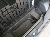 荷室下にも掘込式の収納スペースが。ボードを立てて背の高い荷物を載せることも可能です。