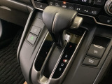 CVT車のセレクトレバーです。低速から高速まで、変速ショックのないスムーズな走りと、エンジン効率のよい領域を維持して燃費にも貢献します。サイドブレーキはスイッチ操作の電子制御パーキングブレーキです。